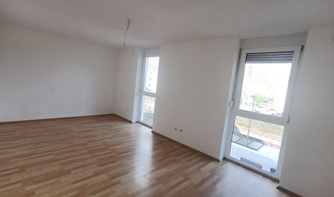 Ready-to-occupy and barrier-free 3-room apartment with balcony and EBK, commission-free