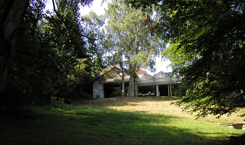 Außergewöhnlicher Bungalow mit Swimming Pool und großem Grundstück im Stadt-Zentrum