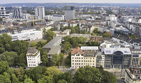 Dachgeschoßwohnung mit Blick über den Hofgarten und Potenzial zur Erweiterung