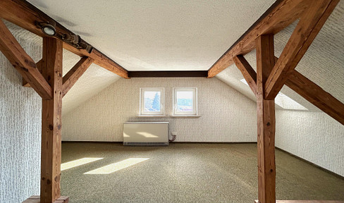 Familienfreundliche Doppelhaushälfte mit Potenzial: Sanierungsbedürftiges Eigenheim mit Garage