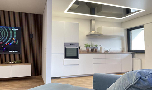 Tasteful, fully renovated 2-room apartment with walk-in wardrobe and balcony. Interior with balcony and EBK