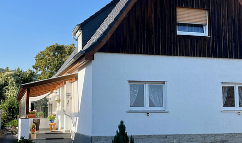 1-2 family house with 8 rooms and beautiful large garden and garage / parking spaces