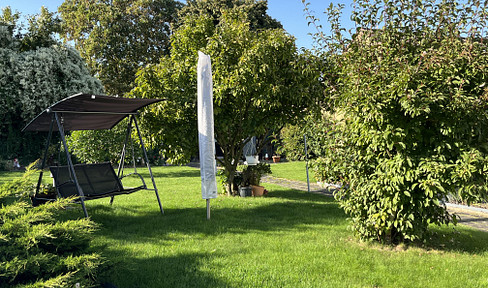 1-2 Familienhaus mit 8 Zimmern und schönem grossen Garten sowie Garage / Stellplätze