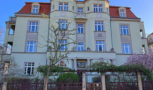 Spacious old apartment in Wilhelminian-style villa -- commission-free -- prime location near the university