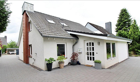 "Sustainable Living: Modern Single-Family Home with Solar Panels and a Heat Pump."