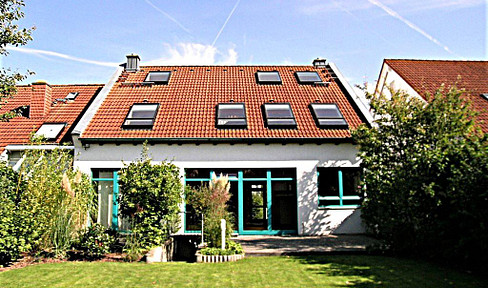 Frankfurt-Süd, extraordinary beautiful house with large garden, garage, EBK and sauna.