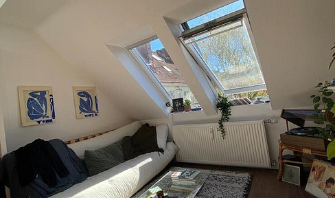 Helle Dachgeschosswohnung in zentraler Lage – Schanze/Eimsbüttel