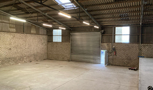 Warehouse with access road and ramp 400 m²