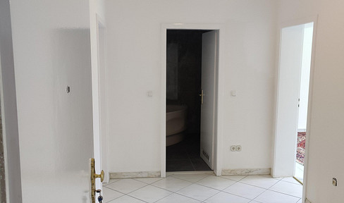 Bright and spacious 3 room apartment with balcony in top location!