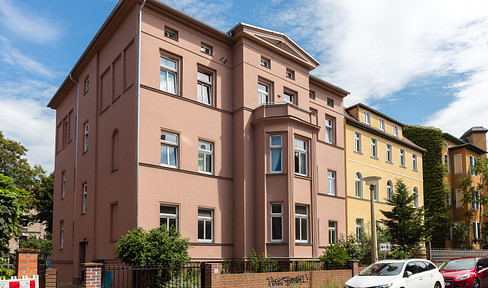 6-room apartment in Giebichenstein, with parking space.