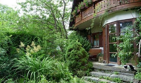 Charaktervolles Walmdachhaus mit Einliegerwohnung und großem Garten in Gräfelfing-Lochham