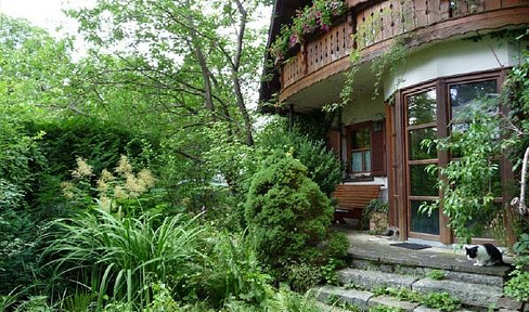 Characterful hipped-roof house with granny apartment and large garden in Gräfelfing-Lochham