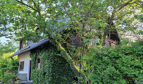Characterful hipped-roof house with granny apartment and large garden in Gräfelfing-Lochham