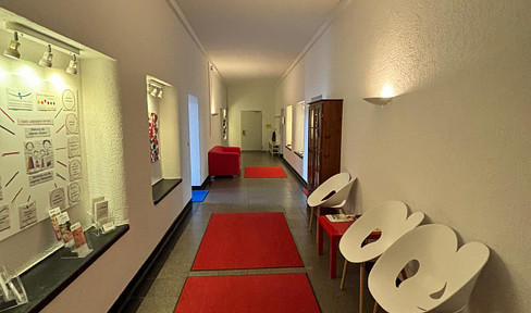 Dienstleistungs- Büro/ Praxis- und Gewerbe Räume mit Küche/ Bad