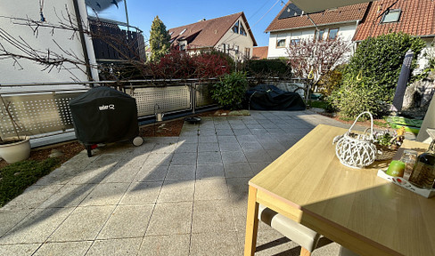 Wohnen mit Weitblick – Wohnung mit riesiger Terrasse, Garten und zwei Tiefgaragenplätzen