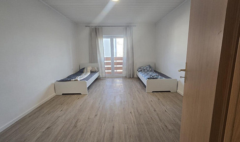 Detached apartment building with 6 residential units, accommodation for fitters, partial letting possible