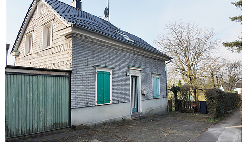 Detached single-family house with significant development potential – create your new home.