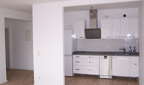 SCHWABING-WEST HELLE, MODERNISIERTE 2-ZIMMER-WOHNUNG MIT LOGGIA, SCHWIMMBAD UND GROSSER DACHTERRASSE