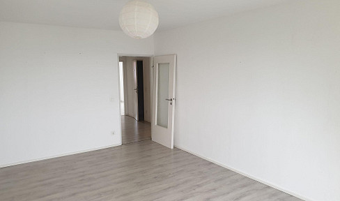 3 rooms with balcony, EBK and garage, near S-Bahn - from 15.05. or 01.06.