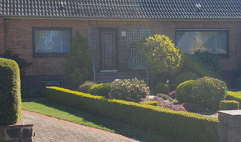 FREE OF PROVISION - detached house with granny apartment in quiet cul-de-sac location
