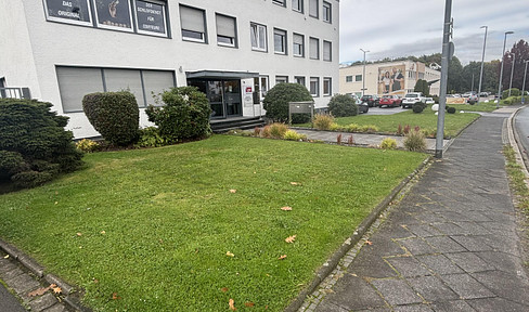 Vermietet wird eine  sehr zentral gelegene möblierte kleine Bürofläche im 2.Obergrschoss