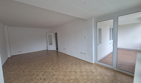 2,5 Raum Harpen, großer Balkon,  Echtholzparkett + Malerarbeiten fertig, Wannenbad