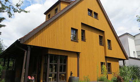 Großes, romantisches Holzhaus in ländlicher Lage