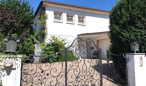 Plenty of space for a large family in a sought-after location in Dreieich - commission-free!