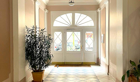Charlottenburger Altbau, Top-Zustand, voll möbliert, zentral und dennoch ruhig gelegen
