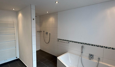 Friendly 2-3 room apartment with walk-in shower and fitted kitchen (without electrical appliances) in Egelsbach