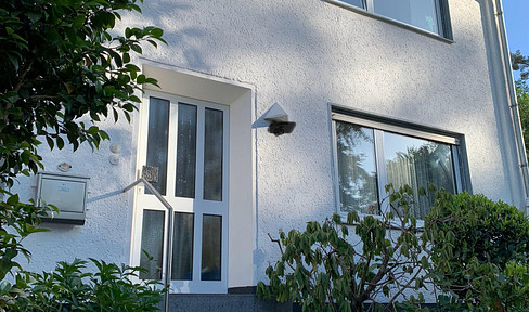 Well-kept corner terraced house