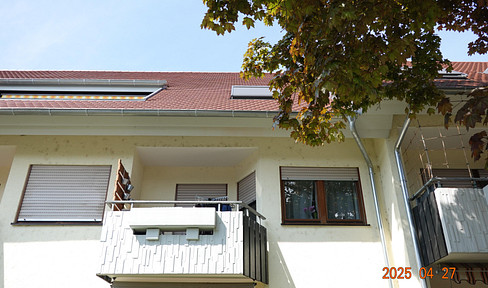 Charming 3-room apartment with designer flooring, fitted kitchen and loggia balcony