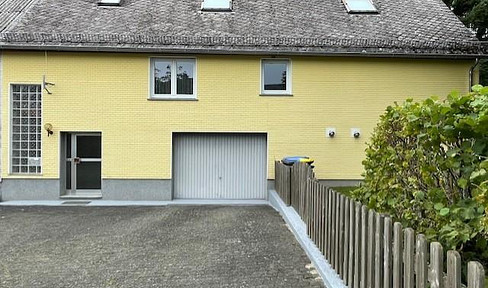Well-maintained detached house with an apartment and large plot (building site)