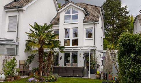 U72-Anbindung Haus mit Pool auf Privatstraße in direkter Wald- und Parklage