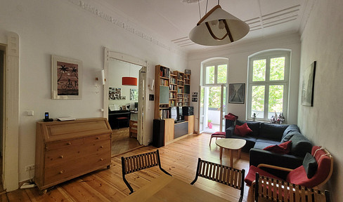4-5 room old building, quiet, ideal for family. Balcony, 2 bathrooms, large kitchen, district heating.