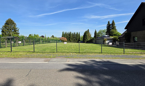 2,043 sqm of which 1,374 sqm building plot in Grafenwald / 2-family house 185 sqm with 3 garages is possible