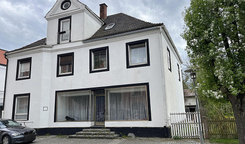 Zentrales Wohn- und Geschäftsgebäude mit Gewerbehalle und PV-Anlage