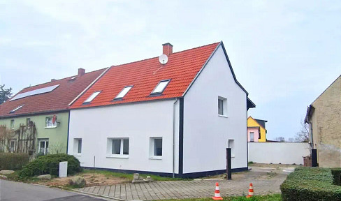 Refurbished detached house with garages, warehouse and a former restaurant as a hobby