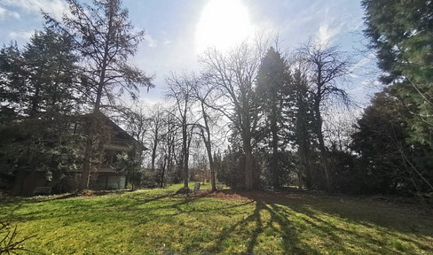 Exklusives Grundstück mit Entwicklungspotenzial und außergewöhnlicher Villa