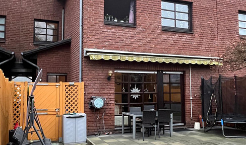 Friendly and well-kept 4-room semi-detached house with geh. Interior fittings and EBK