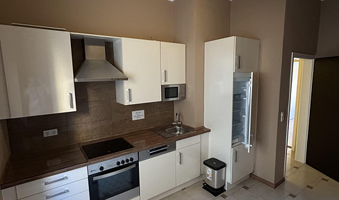 GREAT OLD APARTMENT WITH BALCONY ON THE MEZZANINE FLOOR FOR RENT