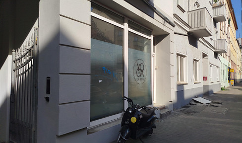 Ladenfläche mit großem Schaufenster und Terasse, Edisonsstr. 58