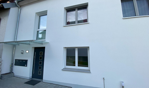 Erstbezug gehobene 3 Zimmer Wohnung im EG mit EBK und Terasse
