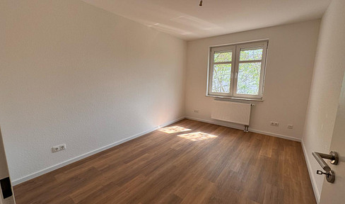 Bezugsfertige, frisch renovierte 4-Zimmer-Erdgeschosswohnung – WG-geeignetignet