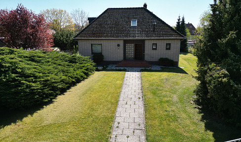 Provisionsfrei: Ostseenahes EFH/ZFH mit 212 m2, 1.347 m2 eigenem Grundstück & 4 Garagen