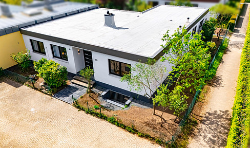 PROVISIONSFREI: Erstbezug nach Kernsanierung – 206 m² Bungalow, Garten & Garage. Objektvideo.