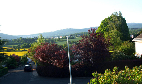 Freistehender Walmdach-Bungalow mit unverbaubarem Fernblick in Kelkheim-Mitte, Höhenlage, von privat