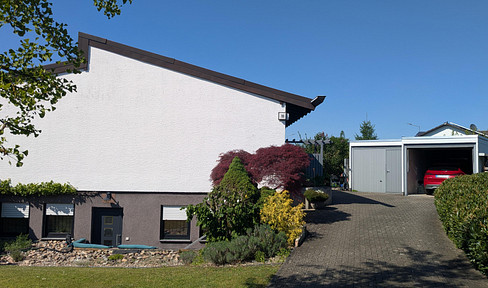 Einfamilienhaus mit Einliegerwohnung und großem Garten in ruhiger Lagee