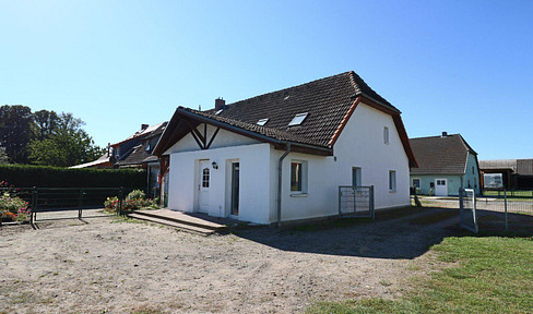 Semi-detached house with 2 residential units in the countryside
