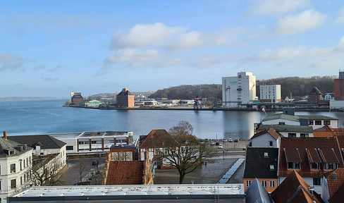 Helle 3-Zimmer-Wohnung mit Fördeblick, Balkon zum ruhigen Innenhof inkl. PKW-Stellplatz